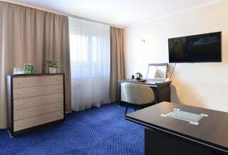 Отель Hotel IKAR Быдгощ Номер Делюкс с кроватью размера «queen-size»-3