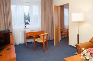 Отель Hotel IKAR Быдгощ Улучшенный двухместный номер с 1 двуспальной кроватью и диваном-4