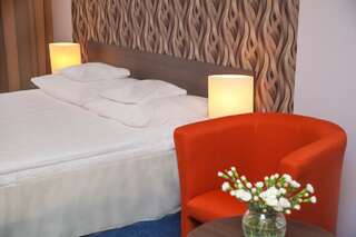 Отель Hotel IKAR Быдгощ Улучшенный двухместный номер с 1 двуспальной кроватью и диваном-5
