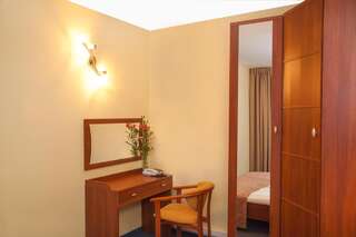 Отель Hotel IKAR Быдгощ Улучшенный двухместный номер с 1 двуспальной кроватью и диваном-6